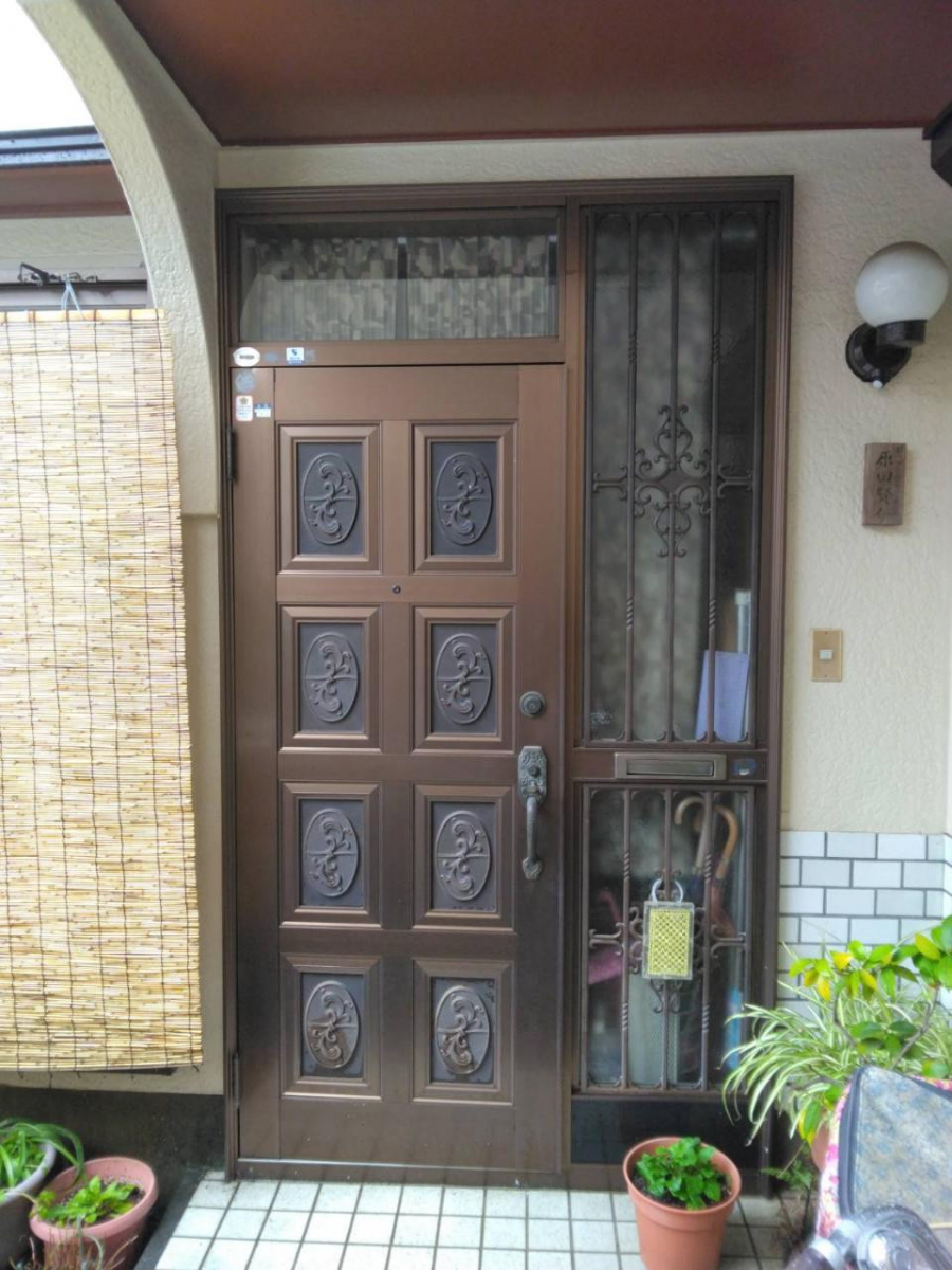 石田ガラスサッシ販売の玄関ドアのリフォームで驚くほどのイメージチェンジの施工前の写真1