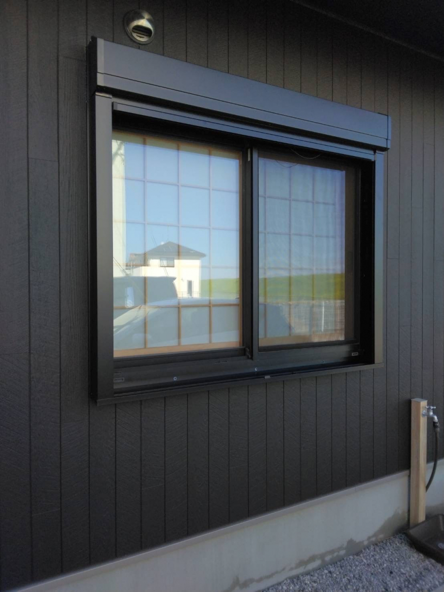 石田ガラスサッシ販売の既存の窓にシャッターを取付けの施工後の写真1