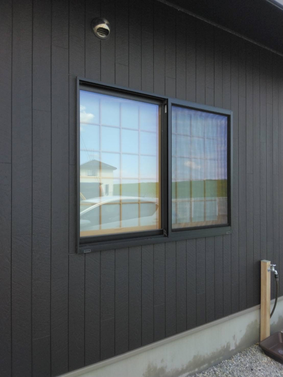 石田ガラスサッシ販売の既存の窓にシャッターを取付けの施工前の写真1