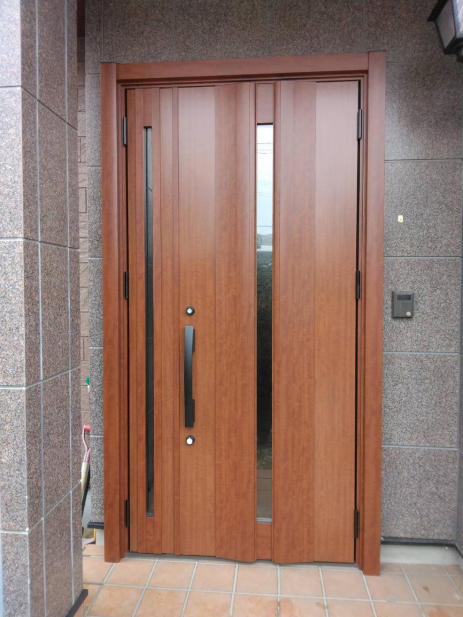 石田ガラスサッシ販売の高級感のある玄関ドアにリフォームの施工後の写真1