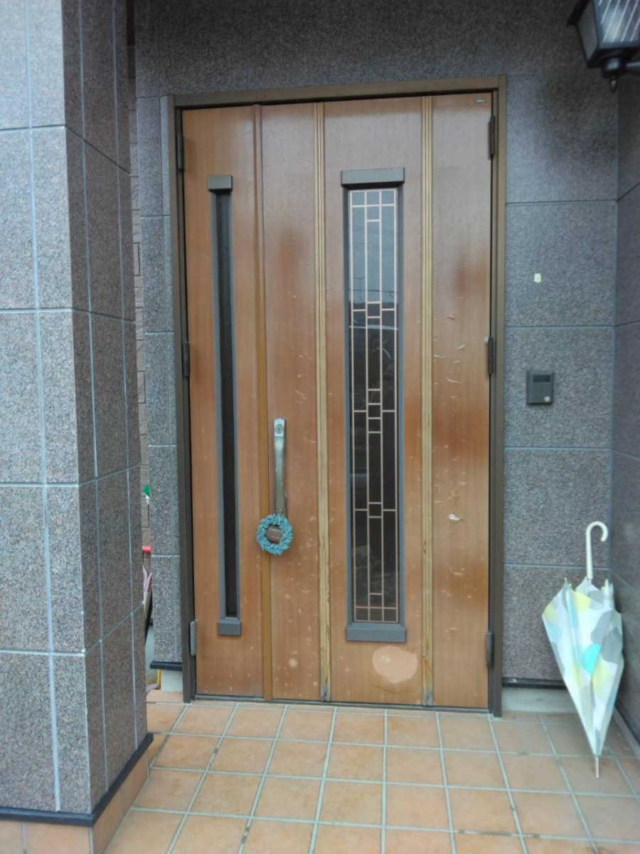 石田ガラスサッシ販売の高級感のある玄関ドアにリフォームの施工前の写真1
