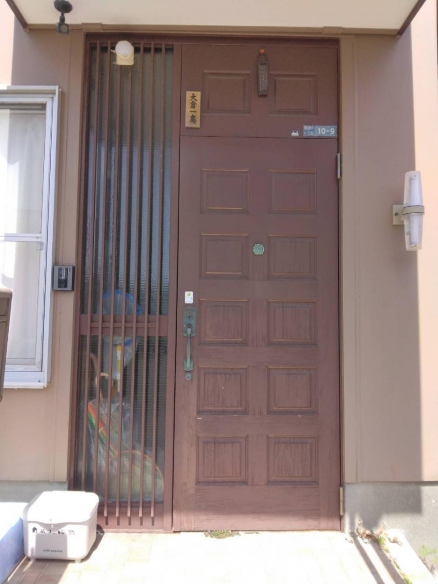 石田ガラスサッシ販売のご予算に応じて玄関ドアをリフォームの施工前の写真1