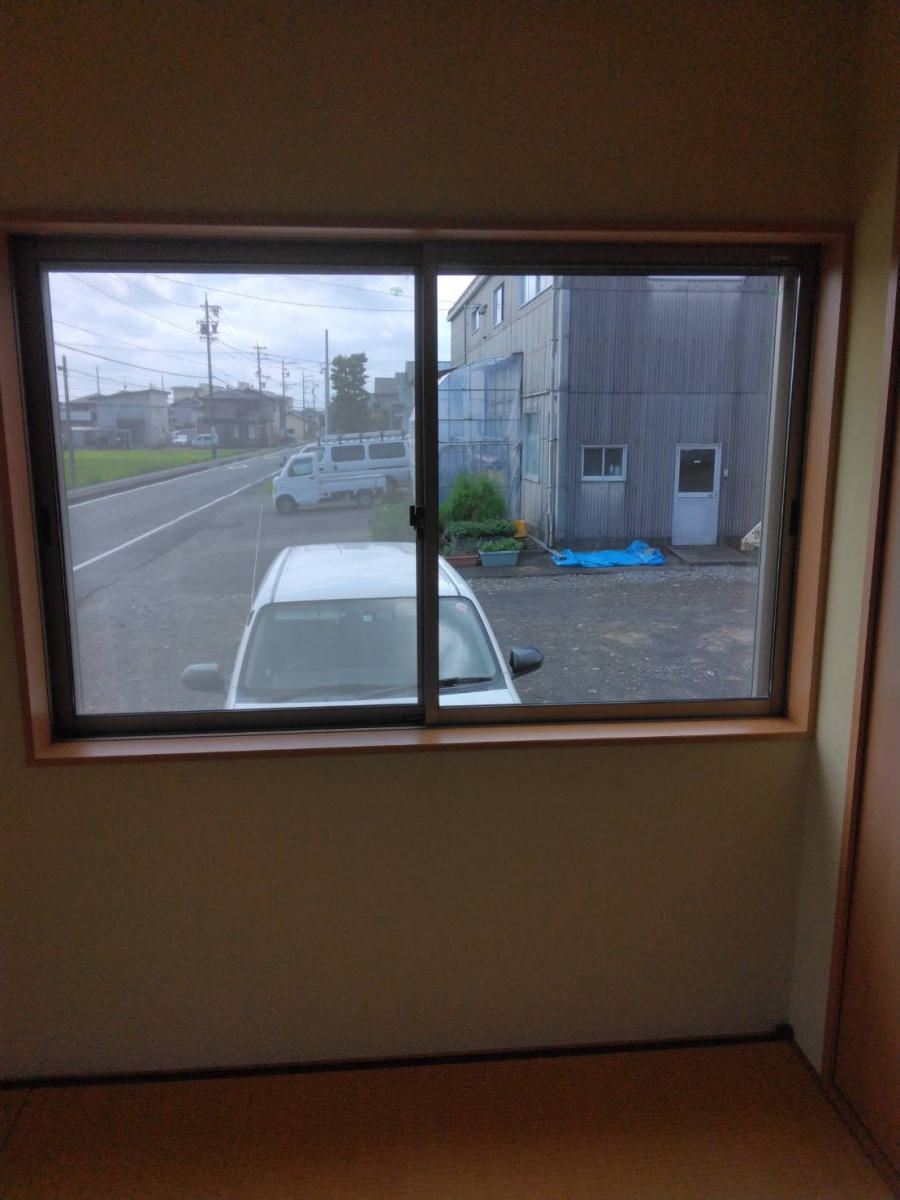 石田ガラスサッシ販売の道路から部屋の中が見えてしまう・・・目隠しと防犯を兼ねたガラスを設置したい!の施工前の写真1