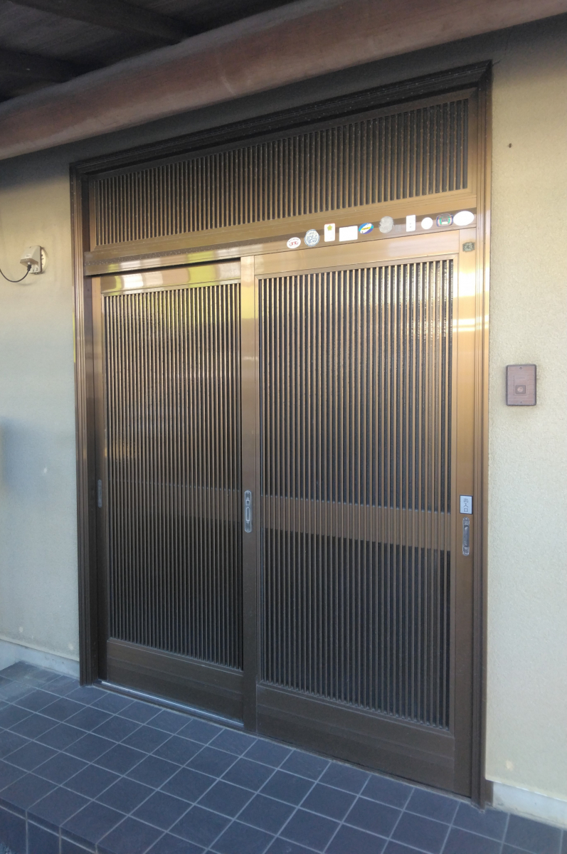 石田ガラスサッシ販売のたった1日で玄関リフォーム!LIXILリシェント引戸の魅力とは?の施工前の写真1