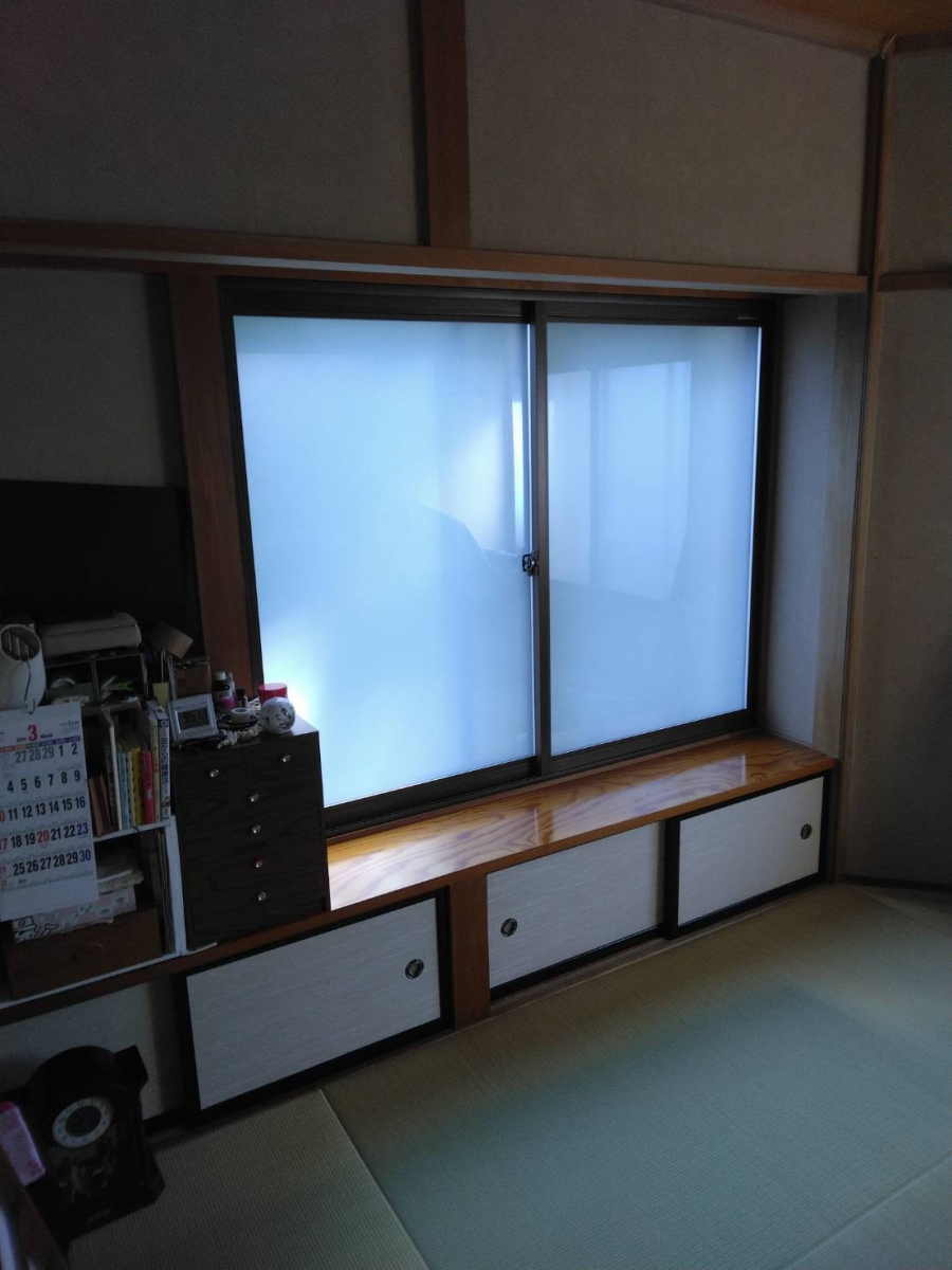 石田ガラスサッシ販売の視線をカットして、光はそのままにしたい！乳白ガラスで快適空間に！の施工後の写真1