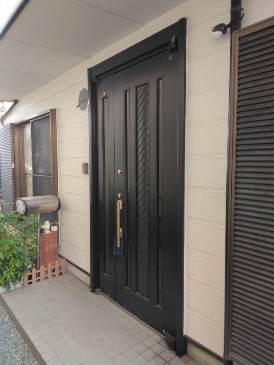 石田ガラスサッシ販売の住宅省エネ2025キャンペーンでおトクに玄関ドアリフォーム！の施工前の写真1