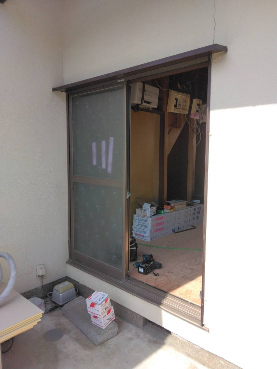 石田ガラスサッシ販売の住宅省エネ2025キャンペーンで掃き出し窓を快適仕様にリフォーム!の施工前の写真1