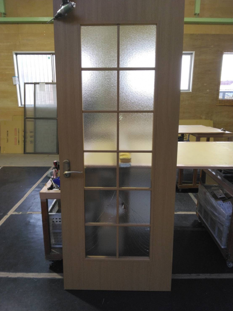 石田ガラスサッシ販売の室内建具のガラス割れを当社の職人が修理しました！の施工後の写真1