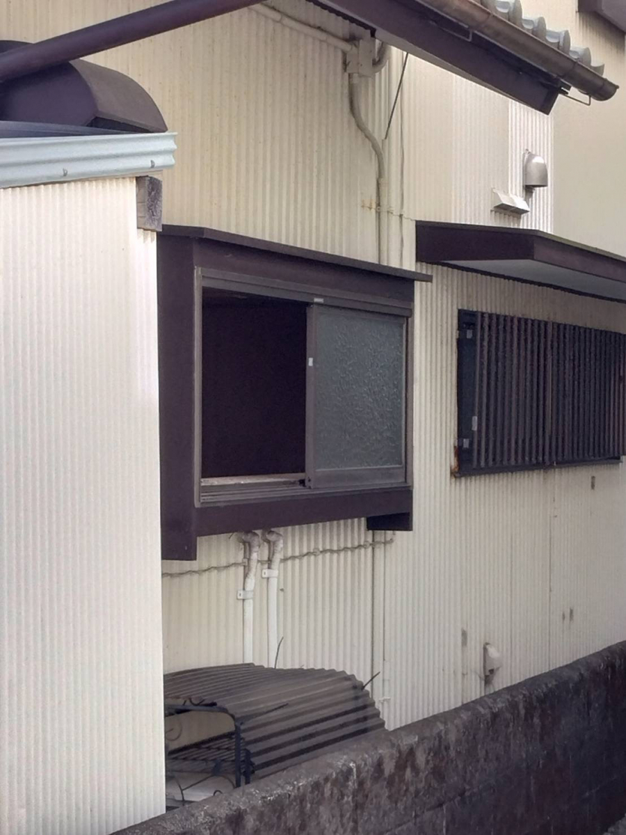 石田ガラスサッシ販売の入る隙がないくらいの窓に変身しました！の施工前の写真1