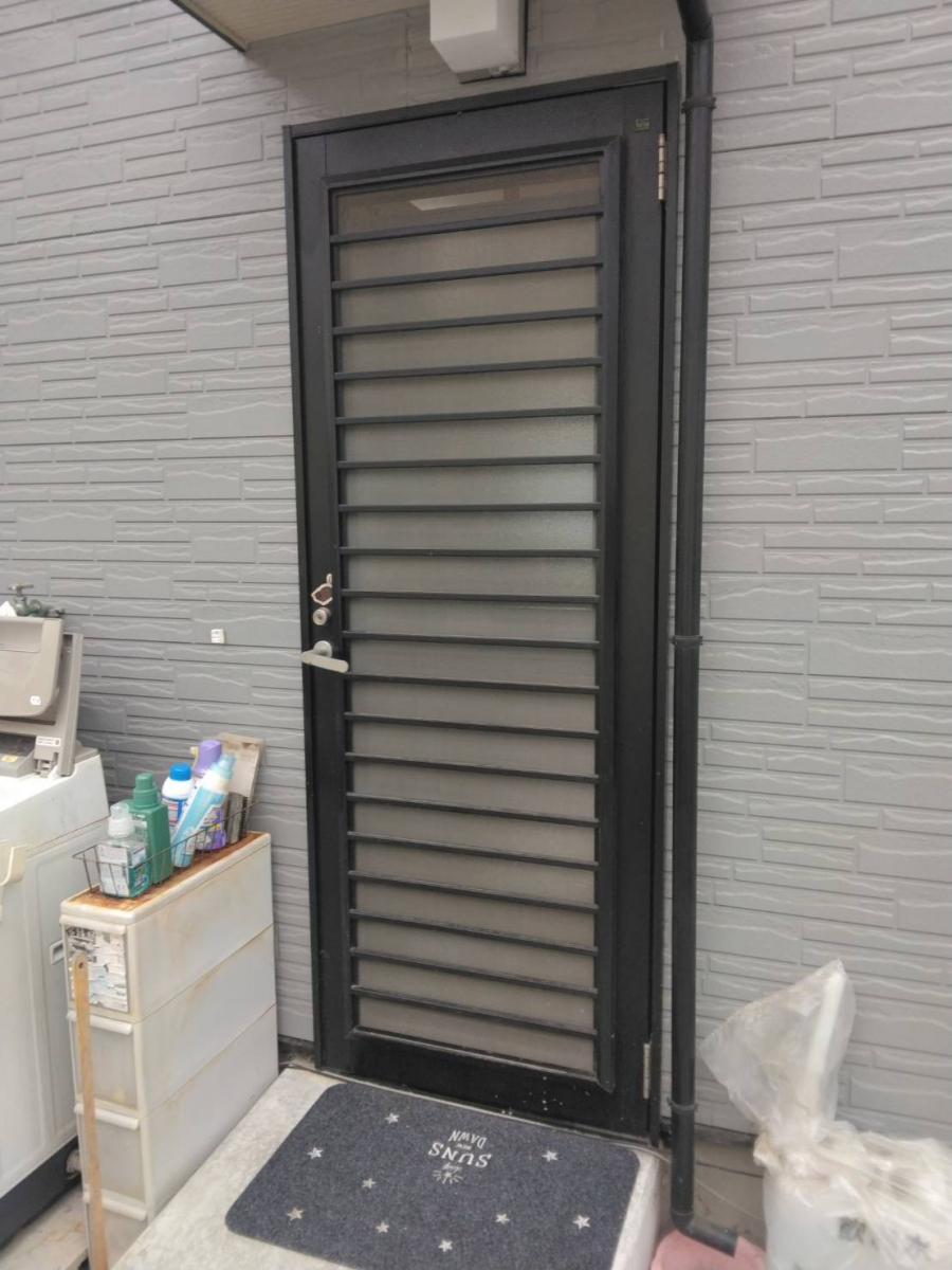 石田ガラスサッシ販売のLIXILリシェントで勝手口ドアを防犯リフォームしました！の施工前の写真1