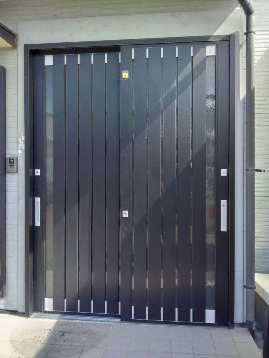 石田ガラスサッシ販売の補助金を活用して玄関引戸をリシェントP19型に交換!の施工前の写真1
