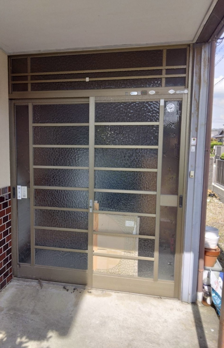 石田ガラスサッシ販売の玄関引戸を断熱仕様に交換したい!の施工前の写真1