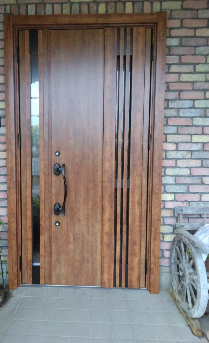 石田ガラスサッシ販売の木目調の採風ドアでオシャレで快適な玄関にしたい!の施工後の写真1