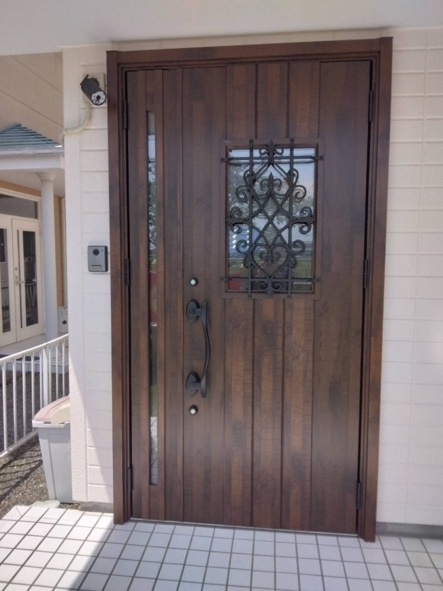 石田ガラスサッシ販売の高級感のある玄関ドアにリフォームしたい!の施工後の写真1