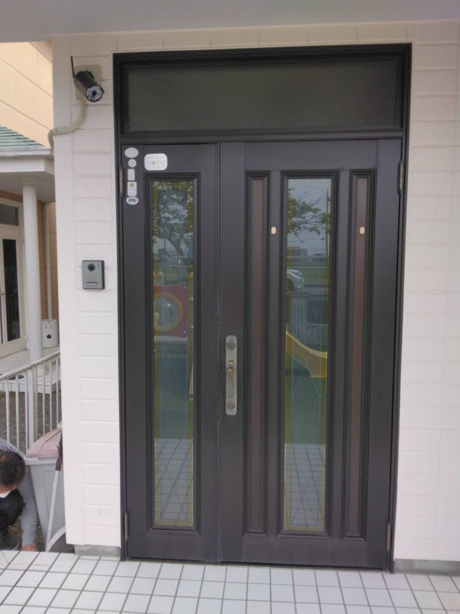石田ガラスサッシ販売の高級感のある玄関ドアにリフォームしたい!の施工前の写真1