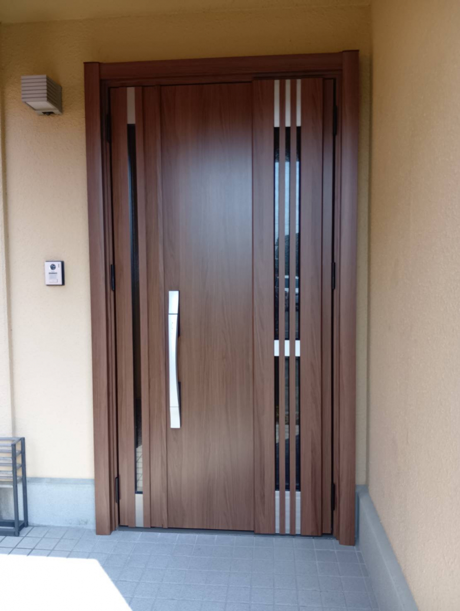 石田ガラスサッシ販売の採風タイプの玄関ドアでオシャレに快適にしたい!の施工後の写真1