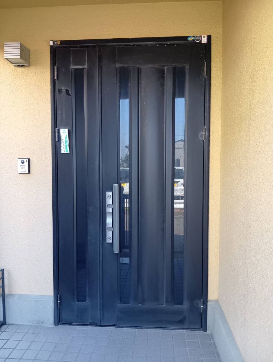 石田ガラスサッシ販売の採風タイプの玄関ドアでオシャレに快適にしたい!の施工前の写真1