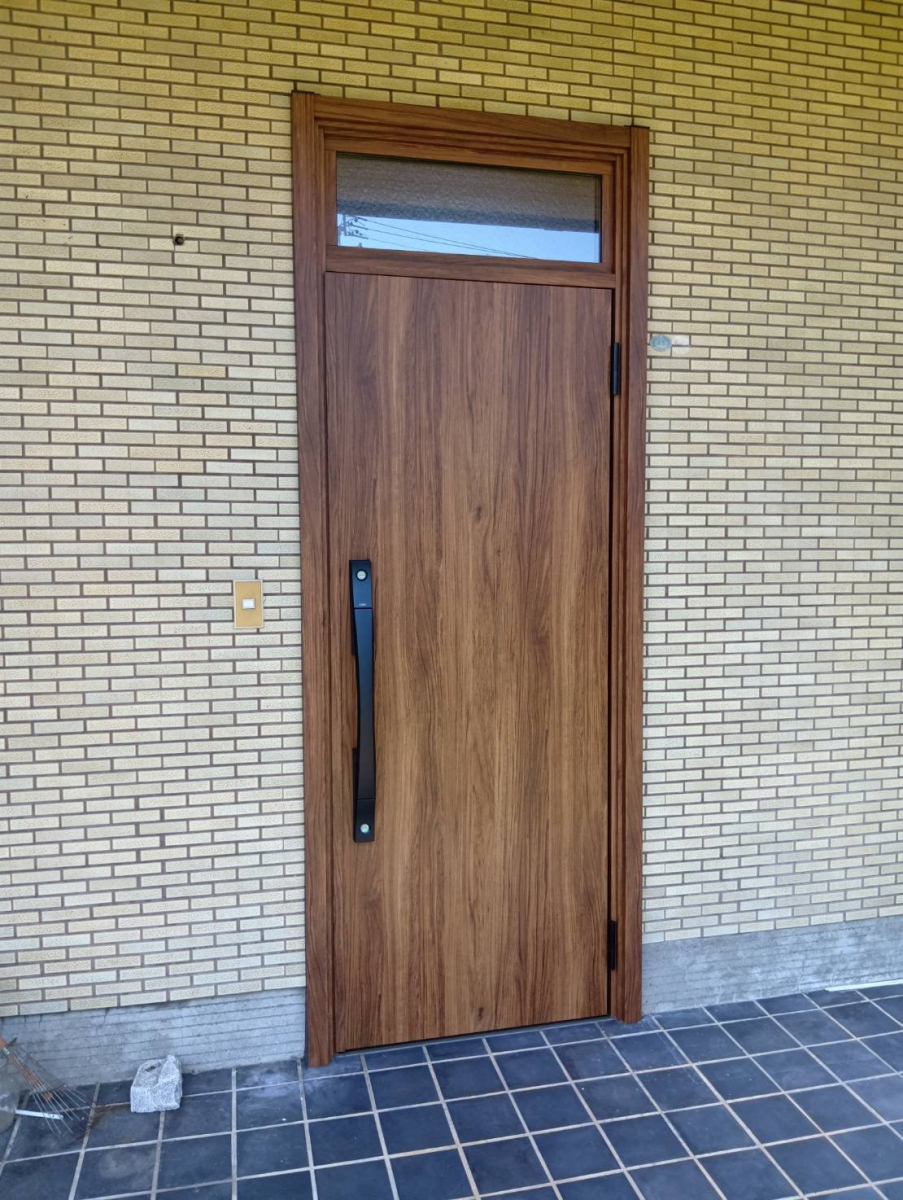 石田ガラスサッシ販売の外壁と床タイルに調和する玄関ドアにリフォームしたい！の施工後の写真1