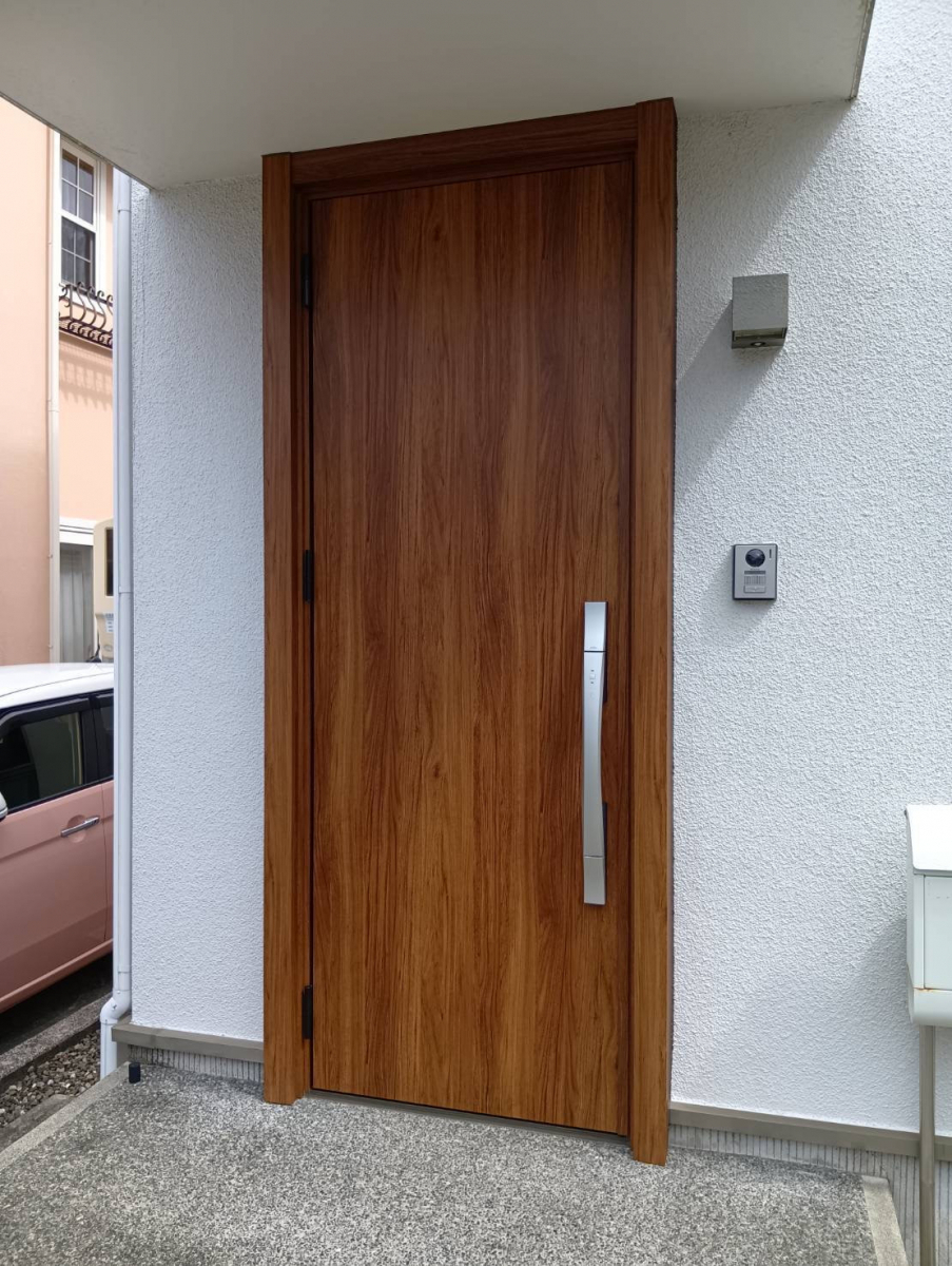 石田ガラスサッシ販売の木目が映える玄関ドアにリフォームしたい！の施工後の写真1