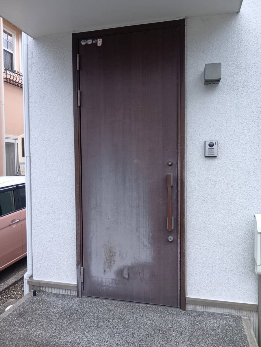 石田ガラスサッシ販売の木目が映える玄関ドアにリフォームしたい！の施工前の写真1