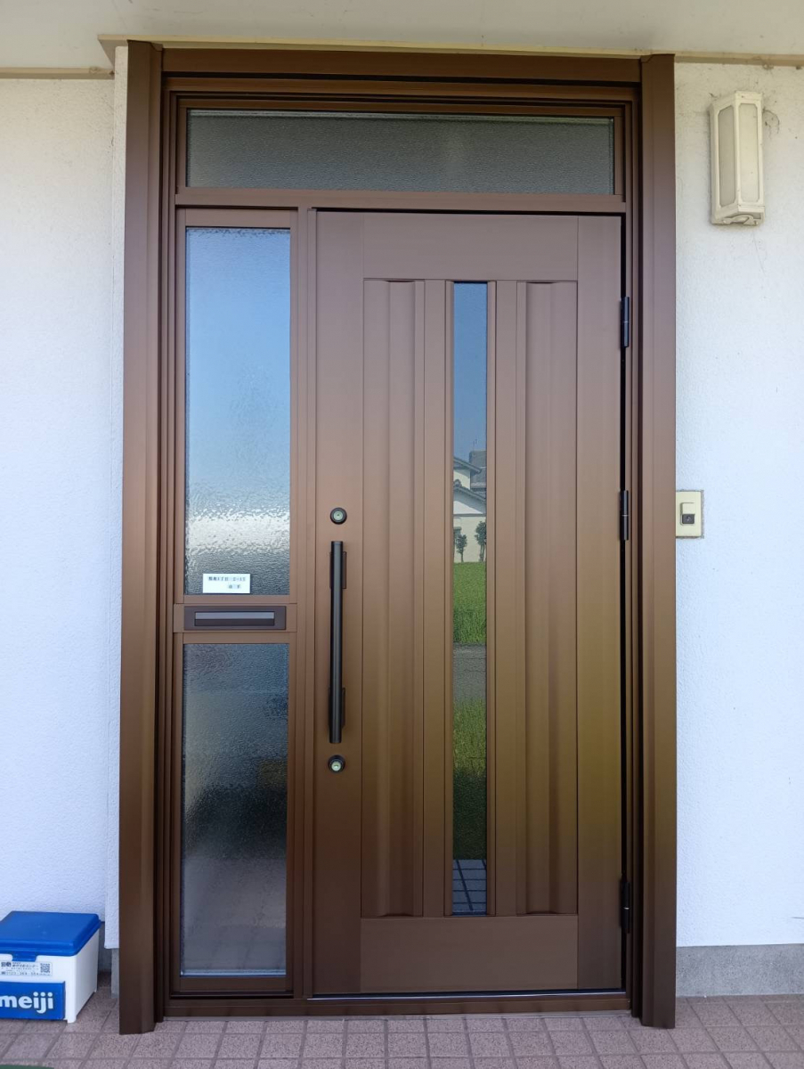 石田ガラスサッシ販売の光を取り込みつつレターボックスに対応した玄関ドアにしたい！の施工後の写真1