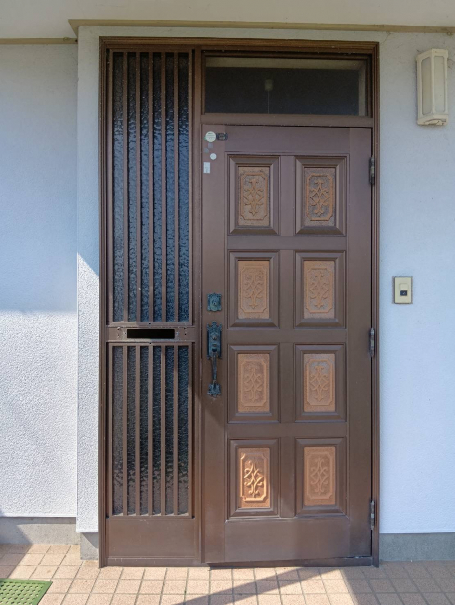 石田ガラスサッシ販売の光を取り込みつつレターボックスに対応した玄関ドアにしたい！の施工前の写真1