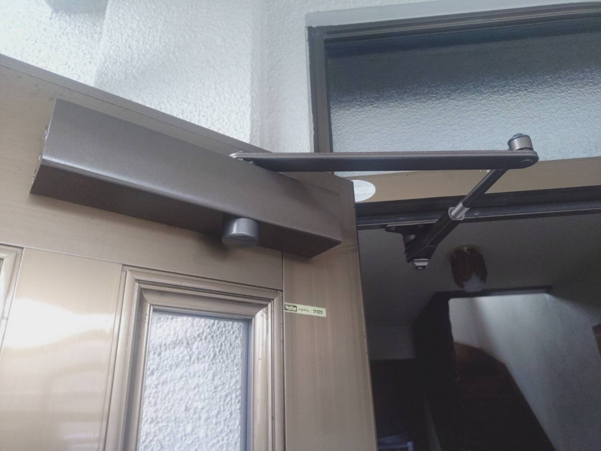 石田ガラスサッシ販売の玄関ドアの油漏れしたドアクローザーの交換をしました！の施工後の写真1