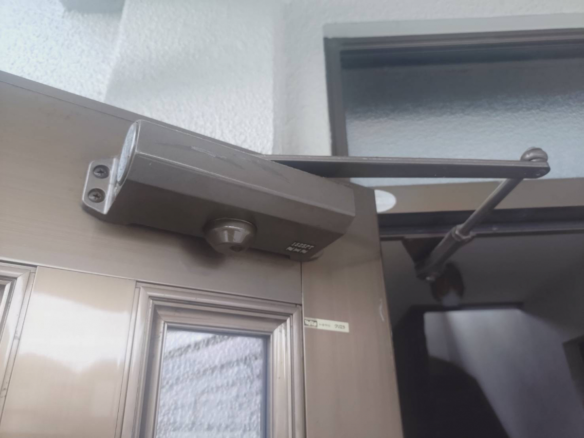 石田ガラスサッシ販売の玄関ドアの油漏れしたドアクローザーの交換をしました！の施工前の写真1