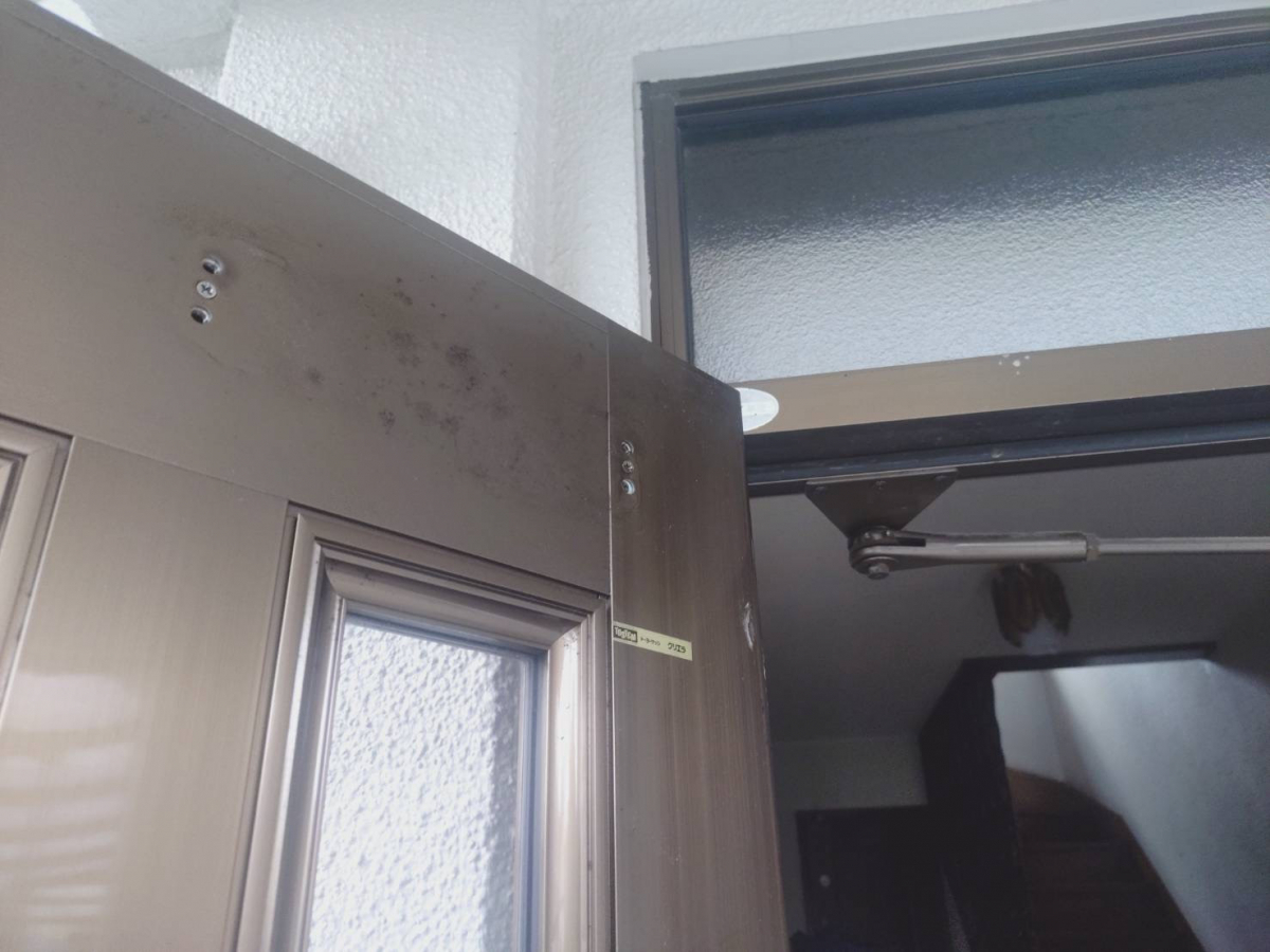 石田ガラスサッシ販売の玄関ドアの油漏れしたドアクローザーの交換をしました！の施工前の写真2