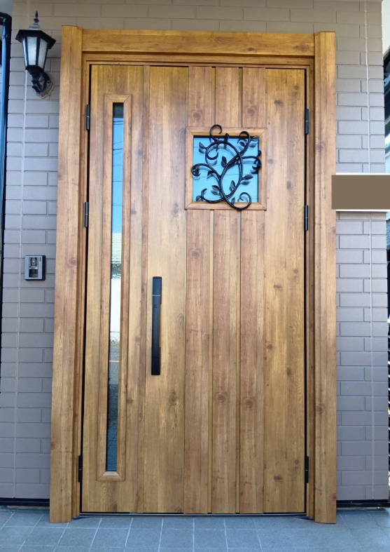 石田ガラスサッシ販売の木の温もりのある玄関にリフォームしたい！の施工後の写真1