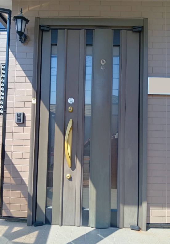 石田ガラスサッシ販売の木の温もりのある玄関にリフォームしたい！の施工前の写真1