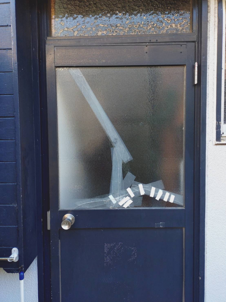 石田ガラスサッシ販売の店舗の割れたガラスドアを修理しました！の施工前の写真1