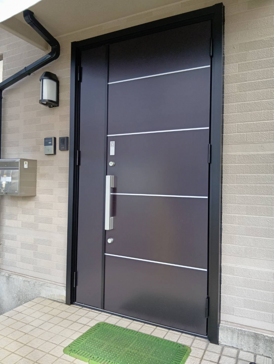 石田ガラスサッシ販売の重厚感あふれる玄関へ一新！家族が安心して暮らせる親子ドアを施工しました！(20251224)の施工後の写真1