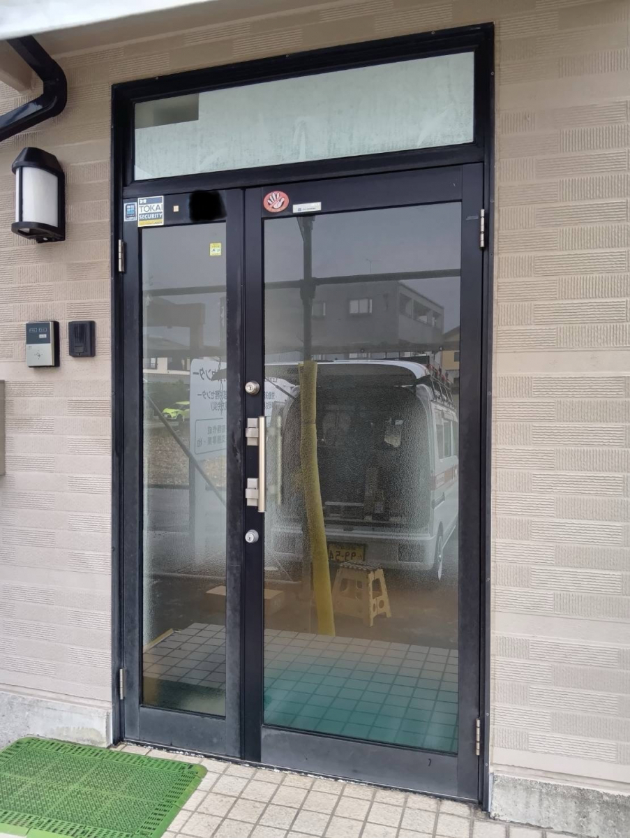 石田ガラスサッシ販売の重厚感あふれる玄関へ一新！家族が安心して暮らせる親子ドアを施工しました！(20251224)の施工前の写真1