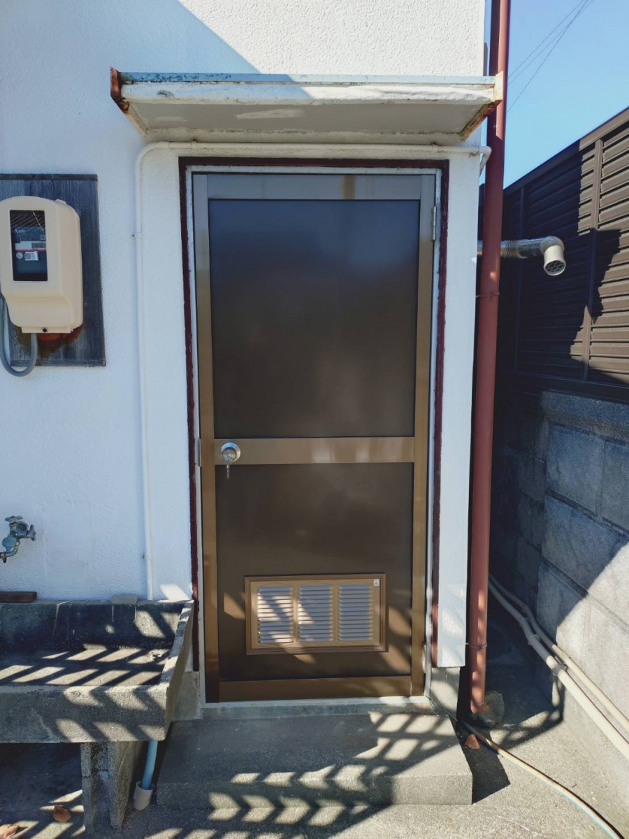 石田ガラスサッシ販売の雨風にとても強いLIXILの框ドアで裏口をリフォームしました！(20251222)の施工後の写真1