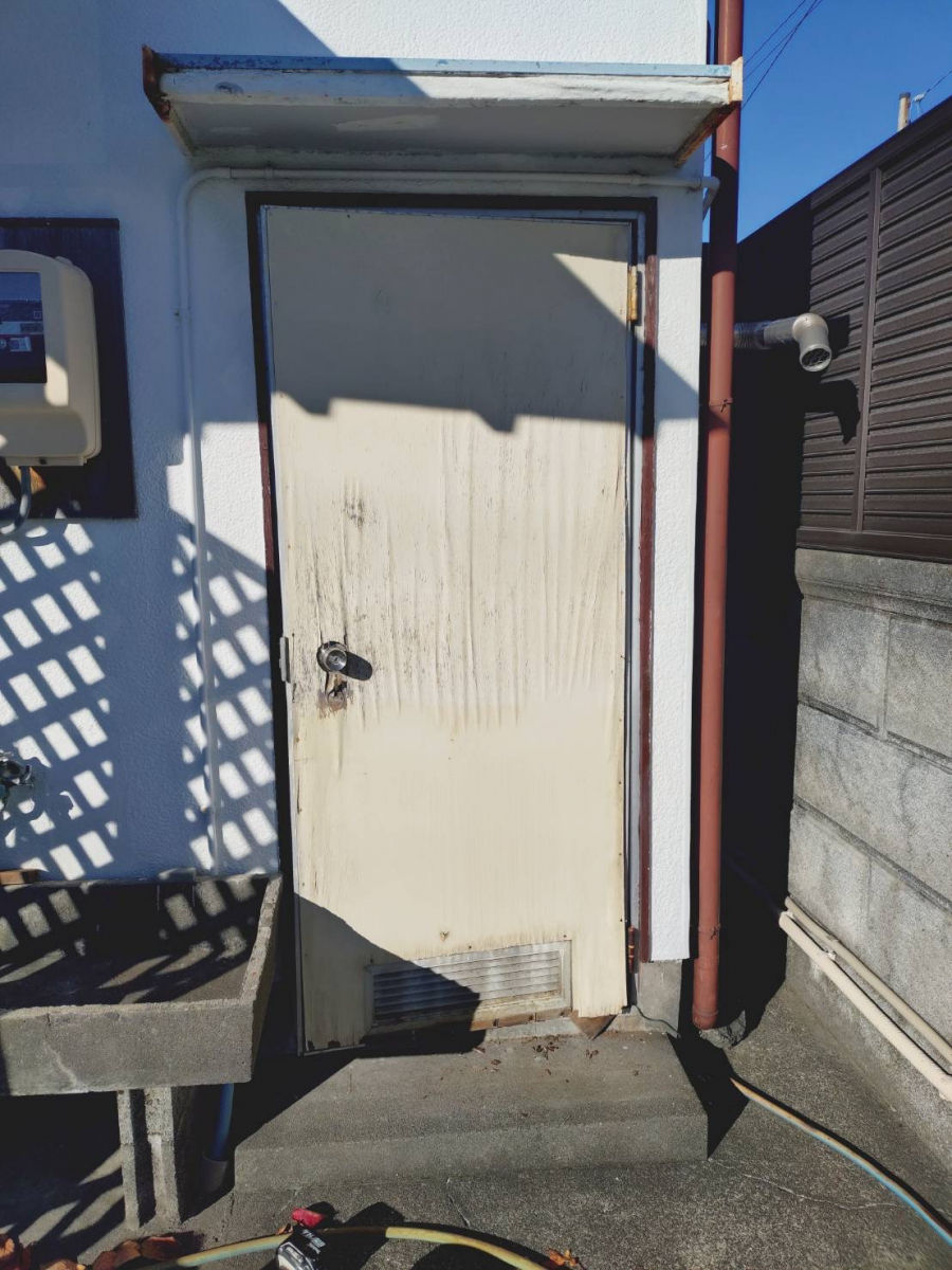 石田ガラスサッシ販売の雨風にとても強いLIXILの框ドアで裏口をリフォームしました！(20251222)の施工前の写真1