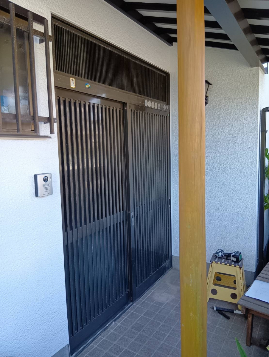 石田ガラスサッシ販売の玄関引戸をリフォームして明るくしたい！（20260107）の施工前の写真1