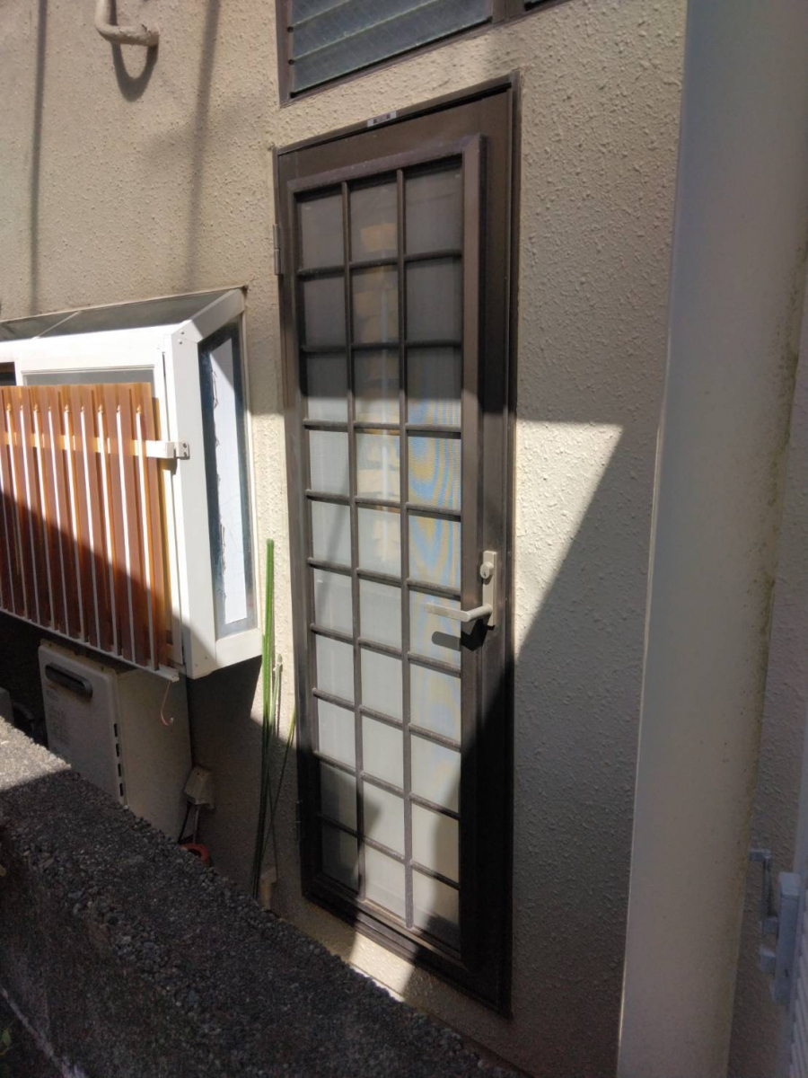 石田ガラスサッシ販売の防犯対策をしつつ快適に過ごせる勝手口ドアにリフォームしました！(20260121)の施工前の写真1