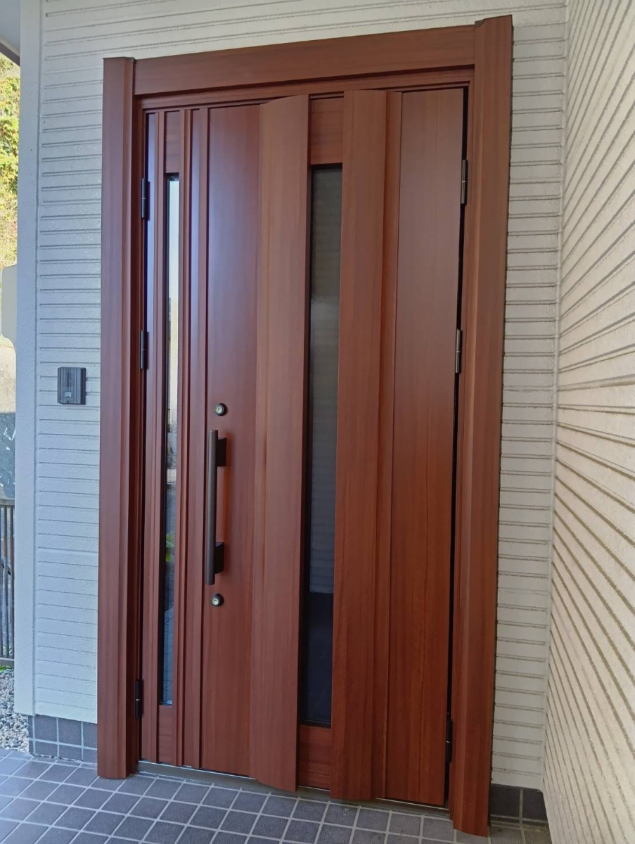 石田ガラスサッシ販売の焼津市で袖付きの玄関ドアをリフォームしました！（20260123）の施工後の写真1