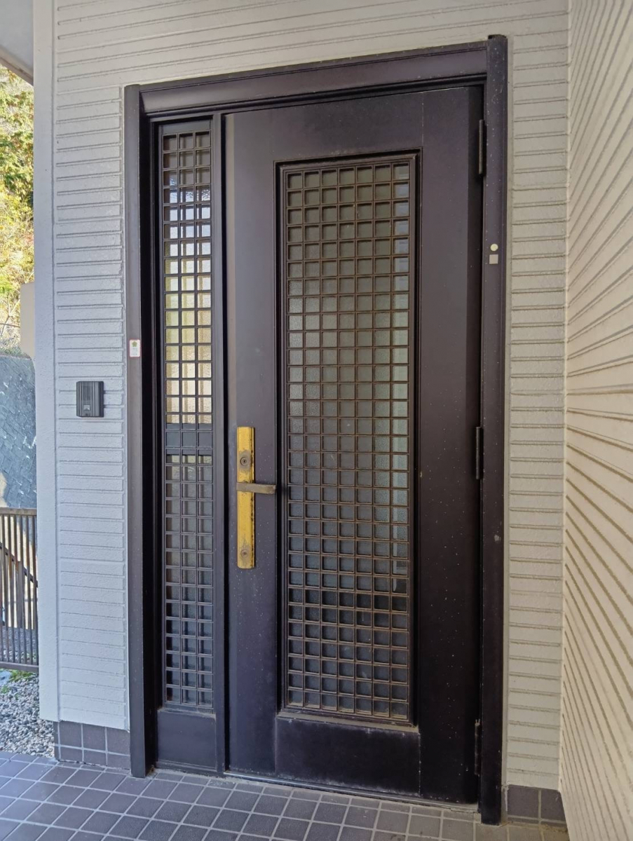 石田ガラスサッシ販売の焼津市で袖付きの玄関ドアをリフォームしました！（20260123）の施工前の写真1
