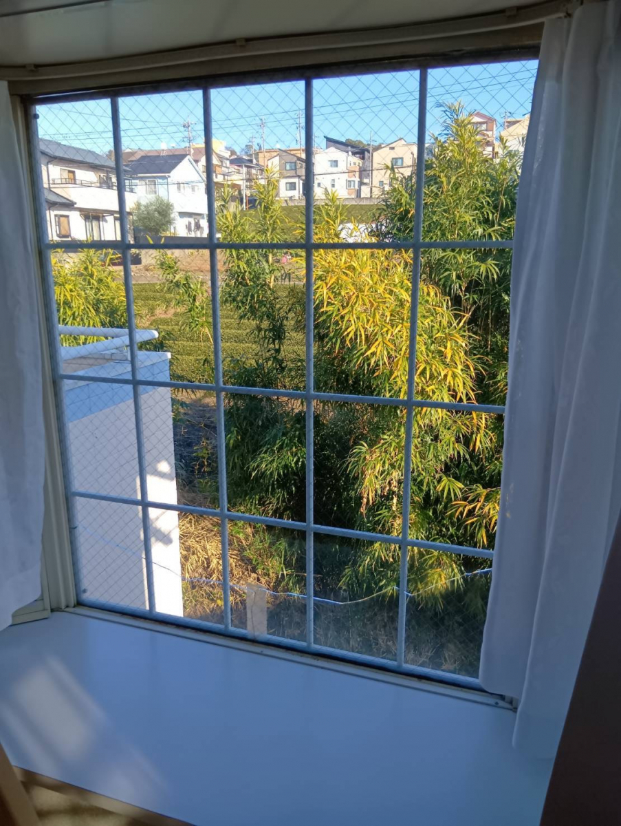 石田ガラスサッシ販売の熱割れを起こしてしまった網入りガラスを修理しました！（20260128）の施工前の写真1