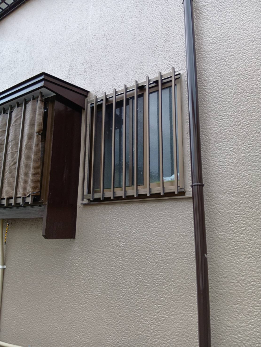 石田ガラスサッシ販売の面格子付きの窓を断熱性能の高い窓にリフォームしました！（20250130）の施工前の写真1