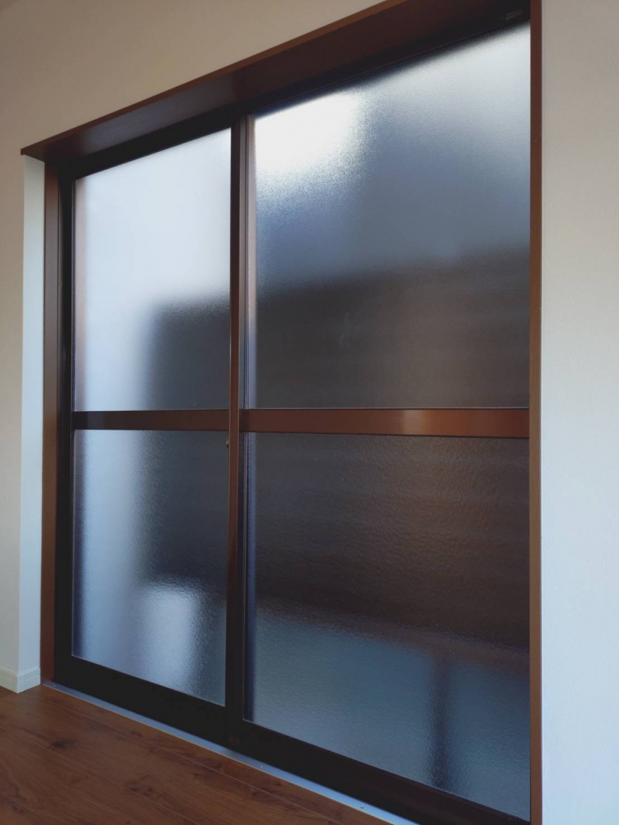 石田ガラスサッシ販売の窓ガラスを透明ガラスから型硝子へ交換して視線対策をしました！（20260114）の施工後の写真1