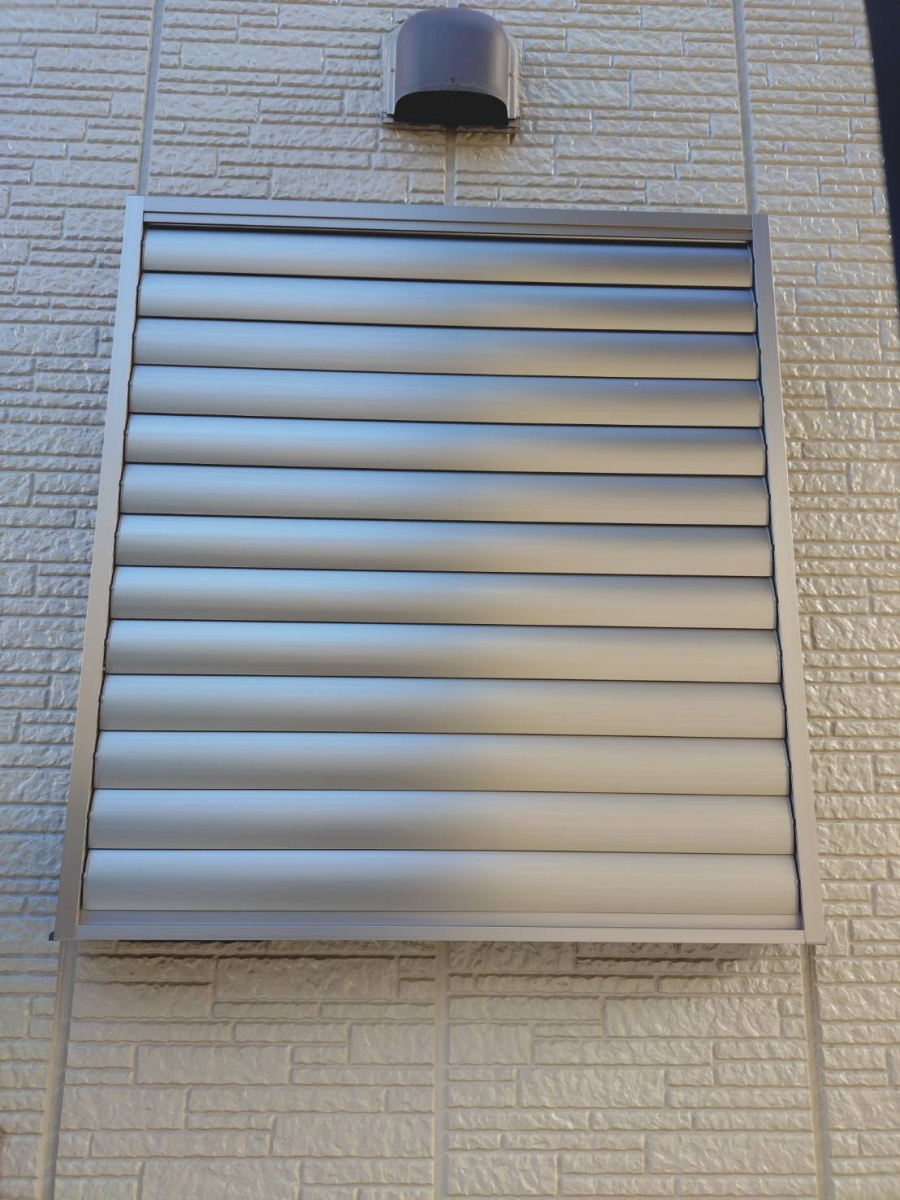 石田ガラスサッシ販売の横面格子からLIXILの目隠し可動ルーバーにリフォームしました！（20260126）の施工後の写真1