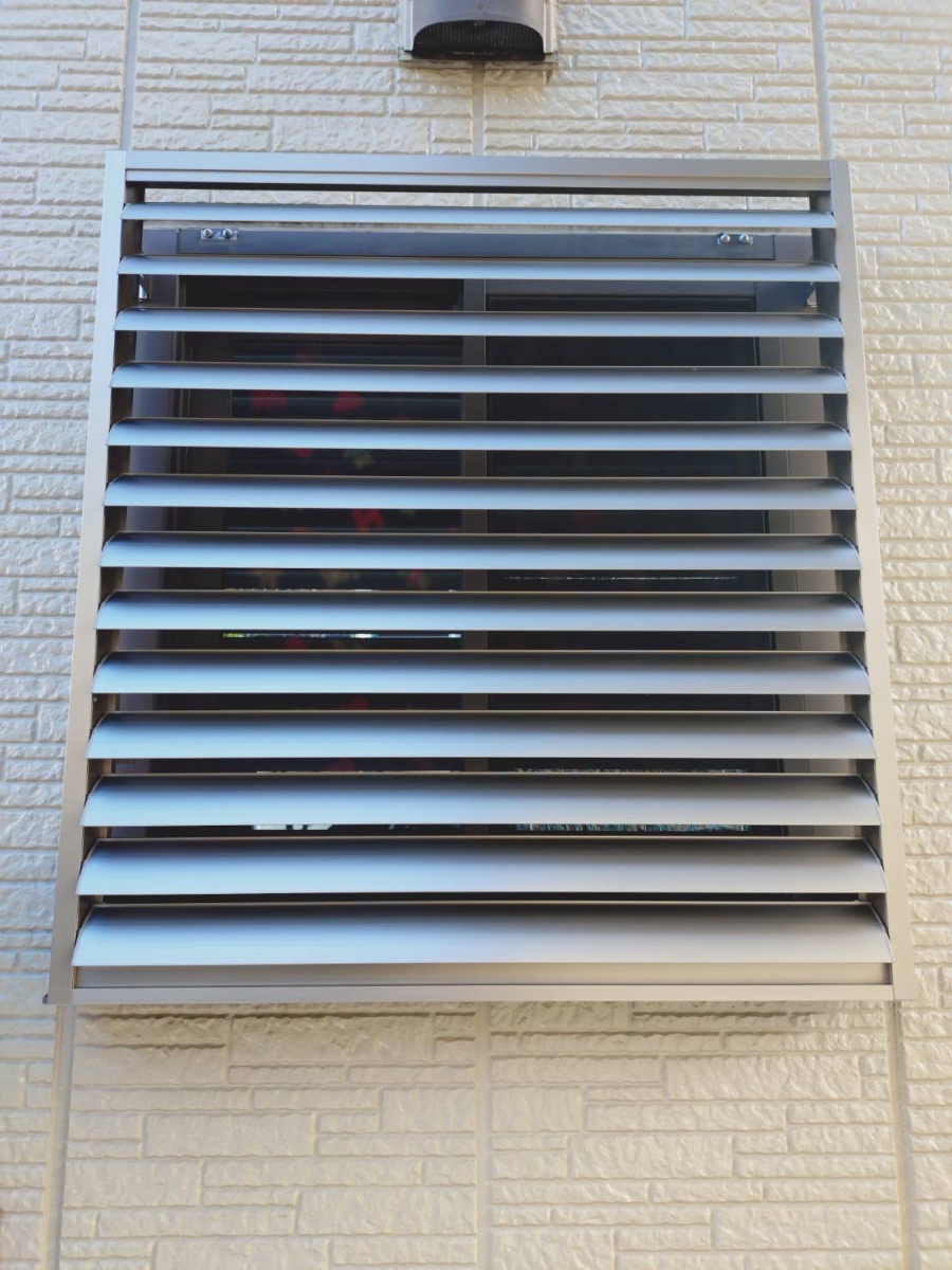 石田ガラスサッシ販売の横面格子からLIXILの目隠し可動ルーバーにリフォームしました！（20260126）の施工後の写真2