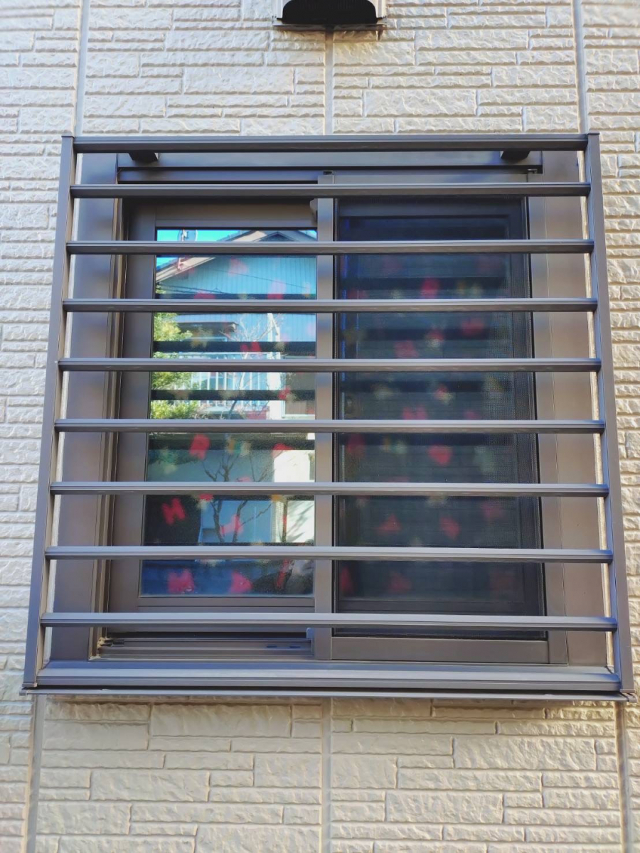 石田ガラスサッシ販売の横面格子からLIXILの目隠し可動ルーバーにリフォームしました！（20260126）の施工前の写真1