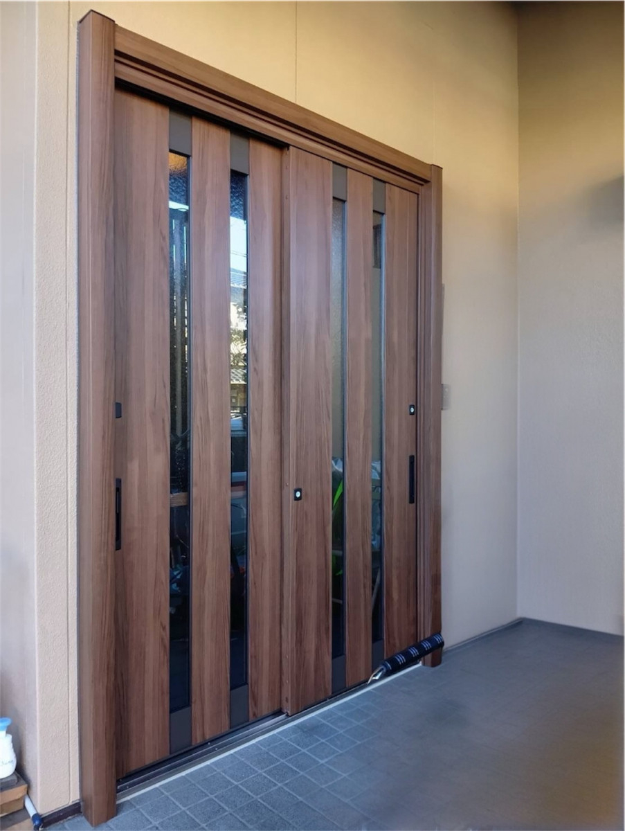 石田ガラスサッシ販売の縦太格子でイメージを刷新！光が沢山入る玄関引戸になりました（20260204）の施工後の写真1