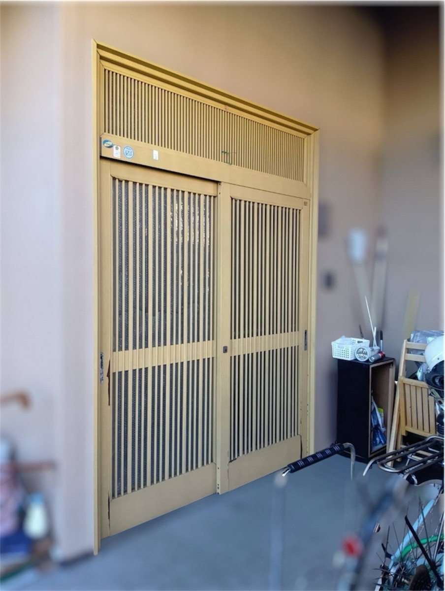 石田ガラスサッシ販売の縦太格子でイメージを刷新！光が沢山入る玄関引戸になりました（20260204）の施工前の写真1