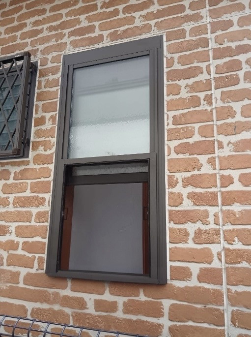 石田ガラスサッシ販売の1日で窓を一新した、LIXILのリプラス施工事例です（20260202）の施工前の写真1