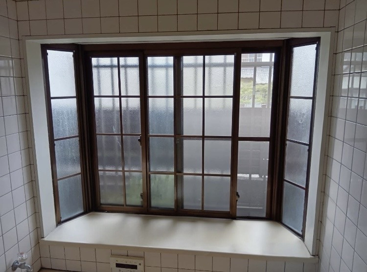 石田ガラスサッシ販売の浴室の窓リフォームで防ぐ冬のヒートショック対策をしました (20260213)の施工前の写真1